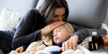 ziek kind op schoot bij moeder