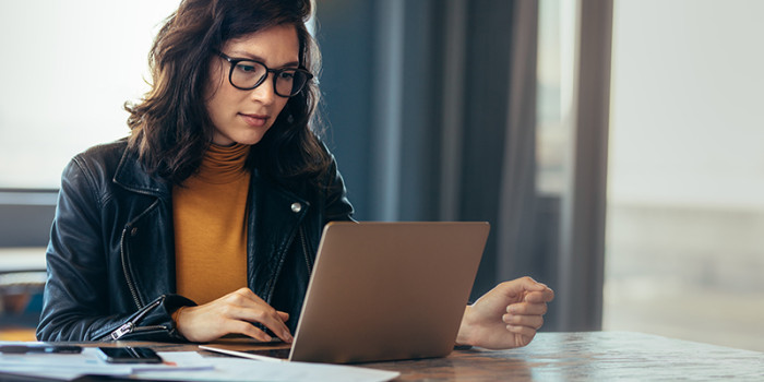 Vrouw achter haar laptop