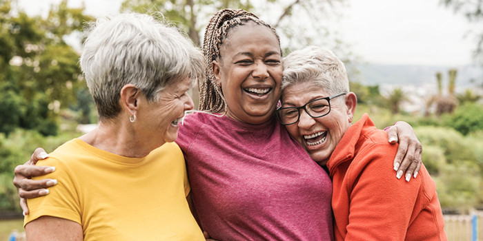 Drie vrouwen omhelzen elkaar