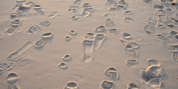 Voetstappen in het zand